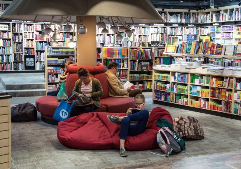 magasin-SIGALE-min_books_bookstore_book_reader_readers_reading_shop_sale_books-849006